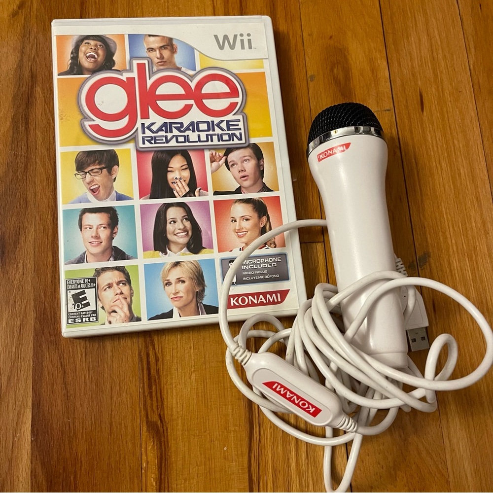 Glee Karaoke Revolution for Wii with Microphone